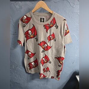 NFL Team Apparel Tampa Bay Buccaneers Flag Skull & Crossbones Graphic T-Shirt L